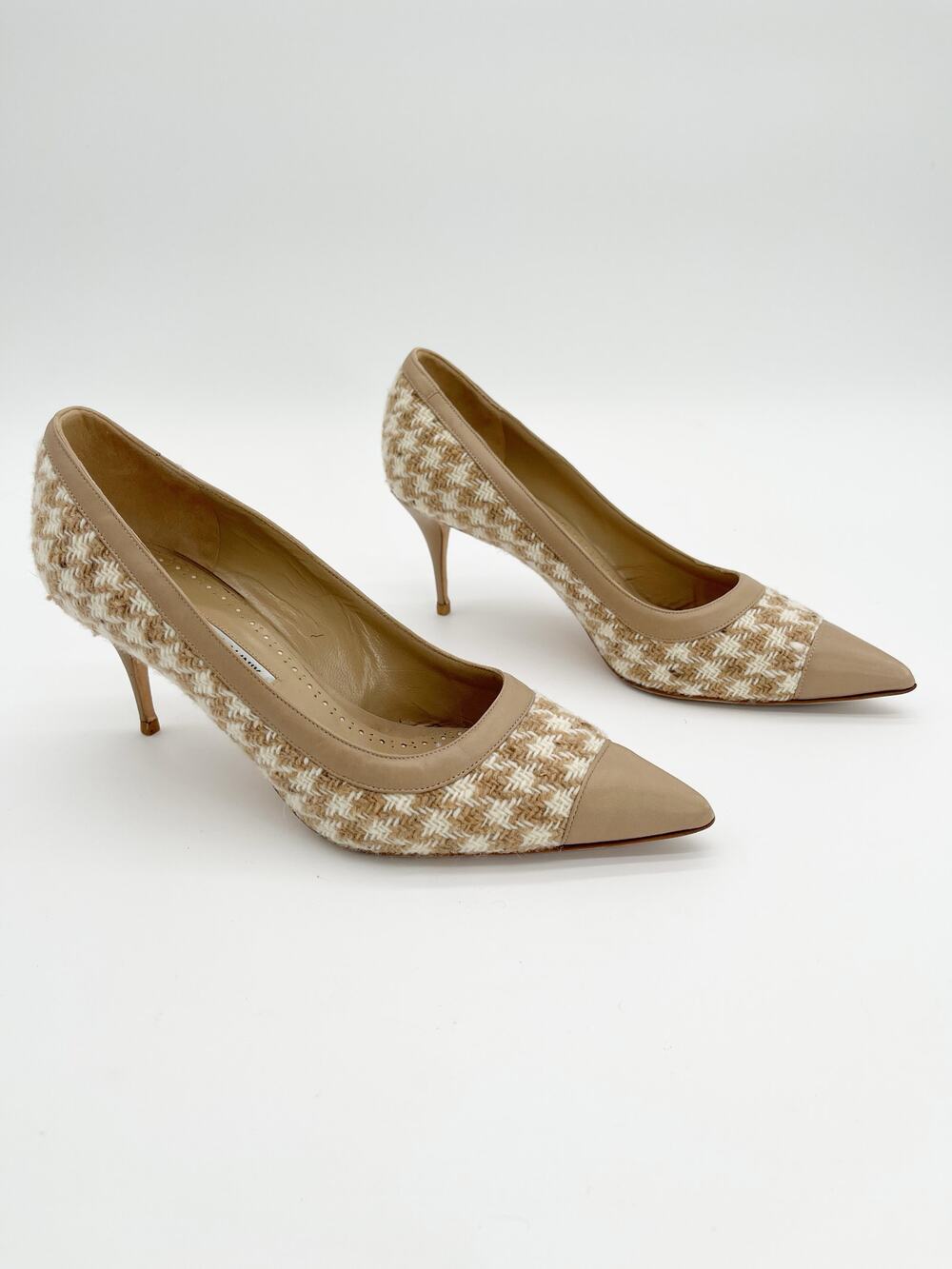 Manolo Blahnik Irene Beige Houndstooth Tweed Pointed Cap Toe Pumps Heels IT 41